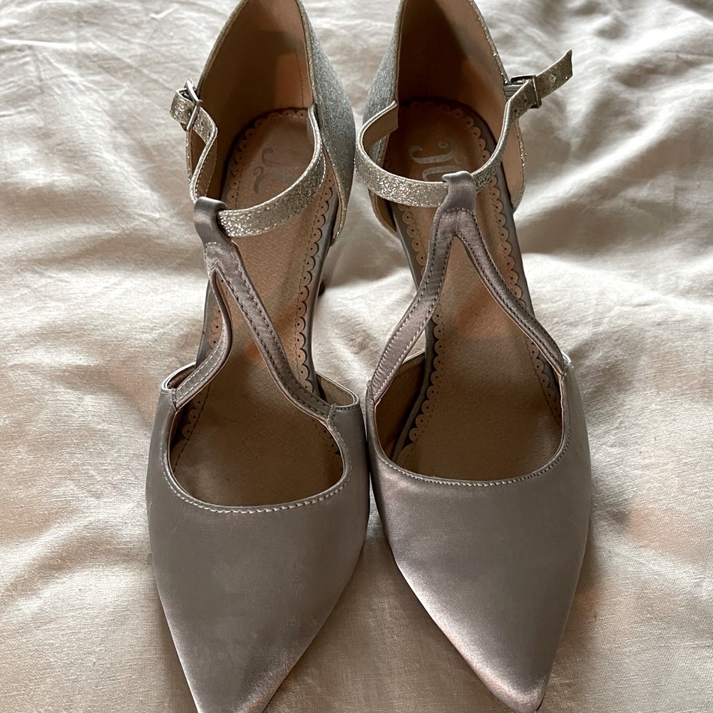 Beautiful silver fashion heels with glitter accent.